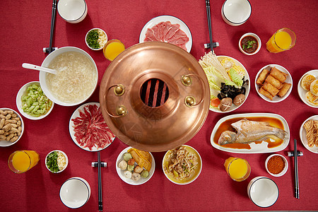 火锅俯视红色桌布上的年夜饭美食俯视背景