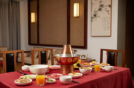 中式家庭年夜饭火锅铜锅涮肉高清图片