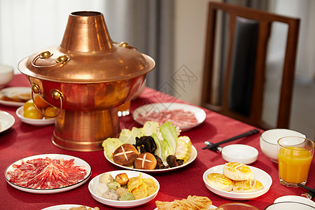 中式家庭年夜饭火锅铜锅涮肉高清图片