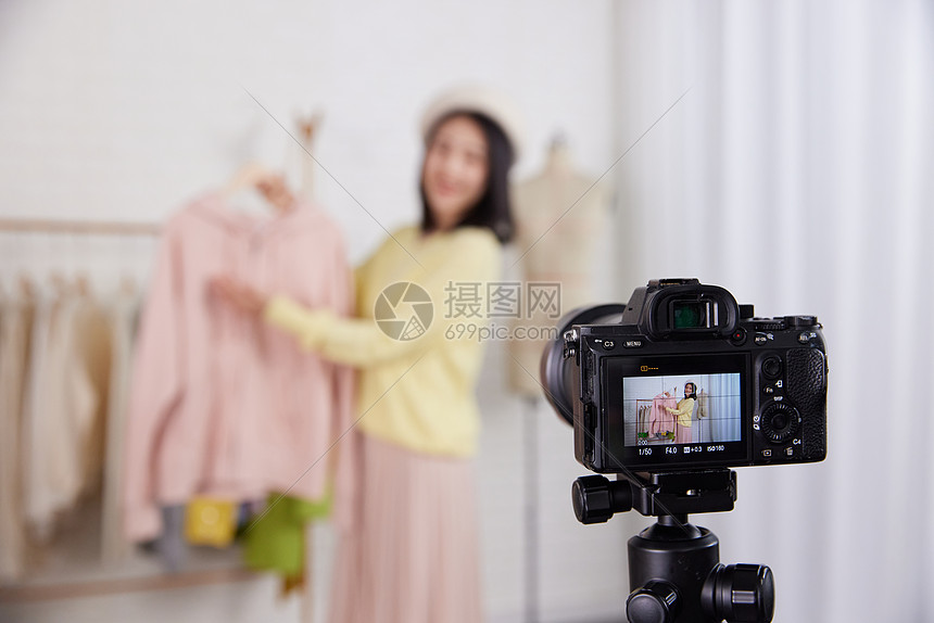 美女主播直播带货卖衣服图片