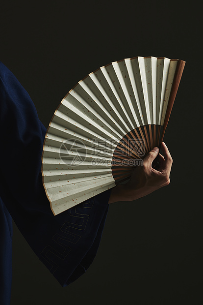 手拿折扇特写
