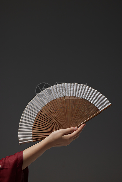 女生的手拿着折扇