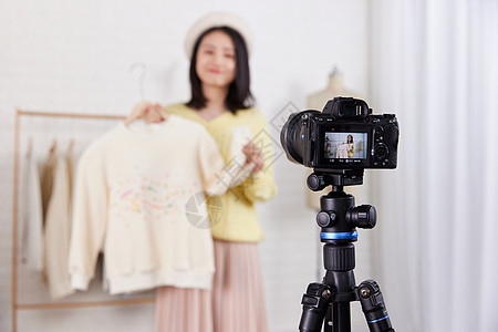 美女主播购物节日直播带货推荐衣服背景图片