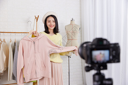 美女主播购物节日直播带货推荐衣服图片