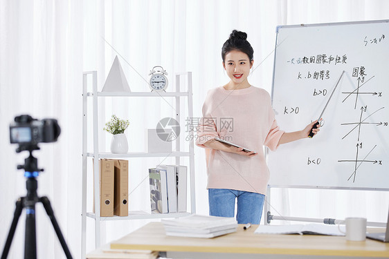 美女数学老师在线教育直播讲课图片