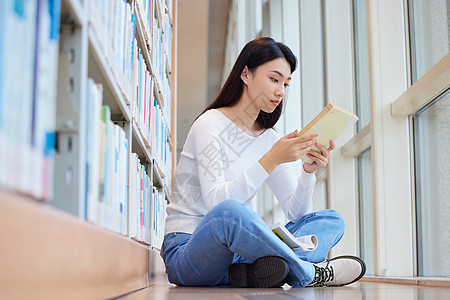 在图书馆看书学习的青年女性图片