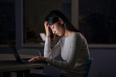 女学生熬夜备考压力大背景图片