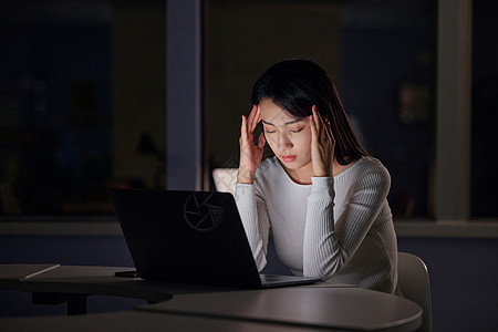 大学生夏令营女学生熬夜备考压力大背景