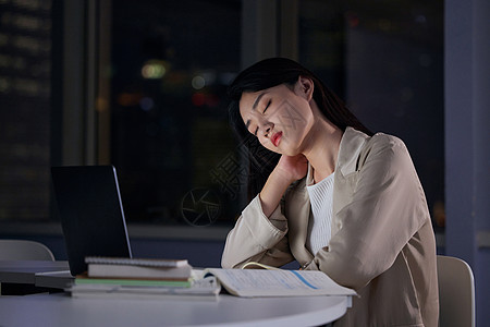 女大学生熬夜备考压力大图片