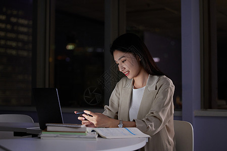 女大学生深夜在自习室玩手机图片