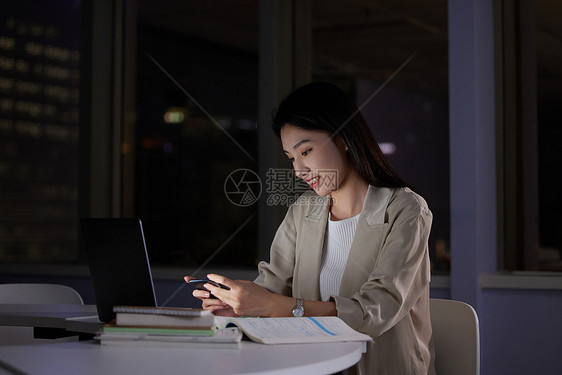 女大学生深夜在自习室玩手机图片