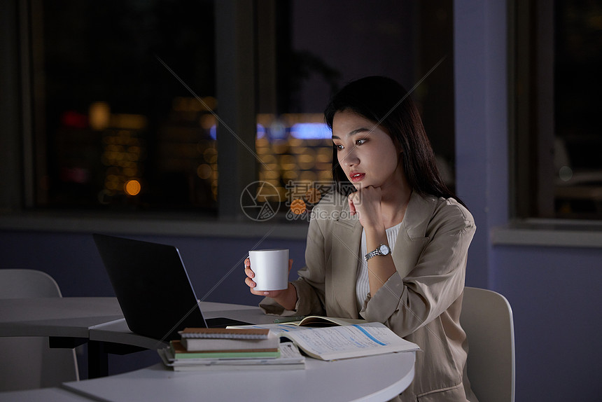 女学生深夜学习喝咖啡图片