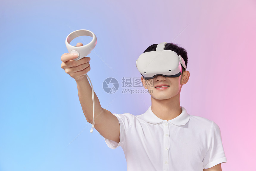 年轻男性使用vr眼镜图片