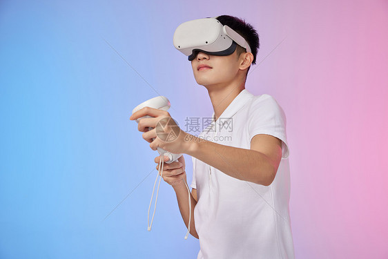 年轻男性体验vr虚拟现实技术图片