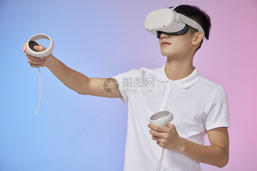 年轻男性体验vr虚拟现实技术图片