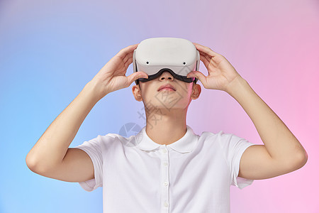 年轻男性体验vr虚拟现实技术图片