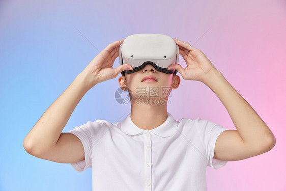 年轻男性体验vr虚拟现实技术图片