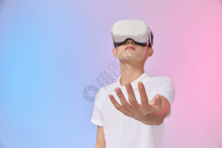 年轻男性体验vr虚拟现实技术图片