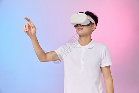 年轻男性体验vr虚拟现实技术图片