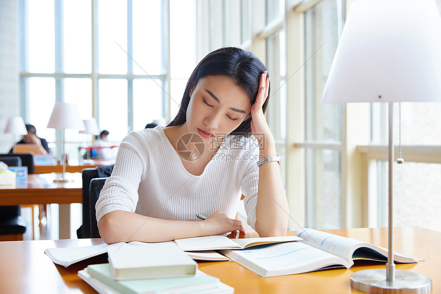 女学生图书馆备考压力大图片