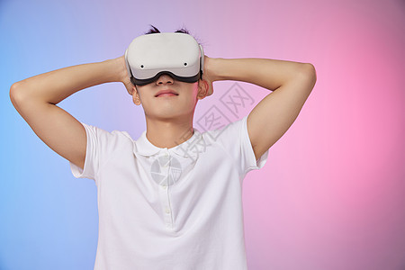 智能产品年轻男性体验vr虚拟现实技术背景