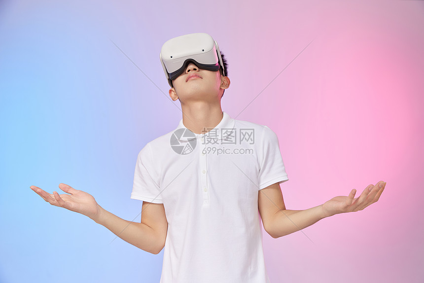 年轻男性体验vr虚拟现实技术图片