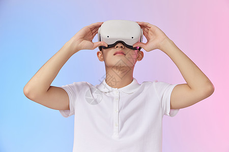 年轻男性使用vr眼镜图片