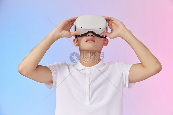 年轻男性使用vr眼镜图片