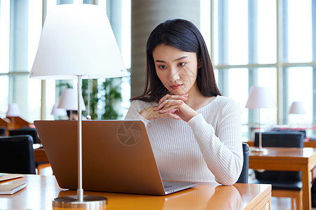 女大学生使用笔记本学习图片