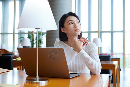 女大学生使用笔记本学习图片