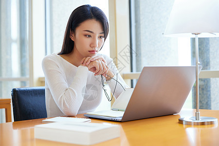 女大学生使用笔记本学习图片