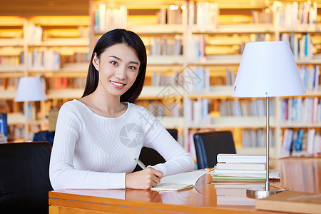 图书馆自习的女学生形象背景图片