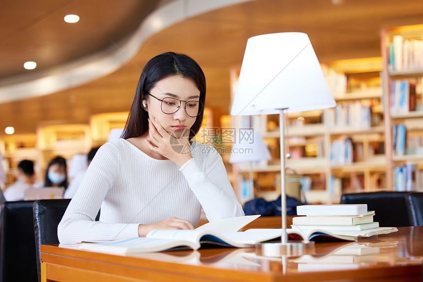 青年女学生图书馆自习图片