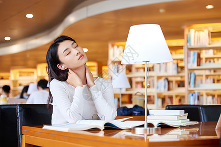 青年女学生图书馆疲惫学习图片