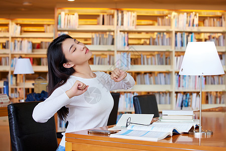 青年女学生图书馆疲惫学习高清图片