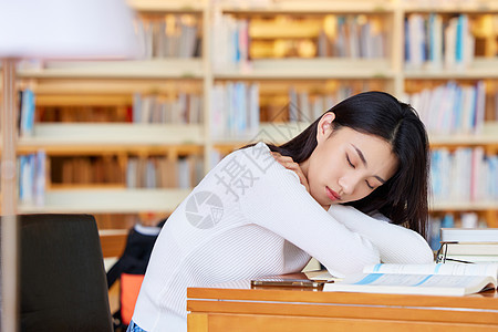 青年女学生图书馆休息图片