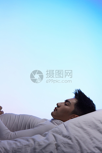 男青年安静睡眠图片