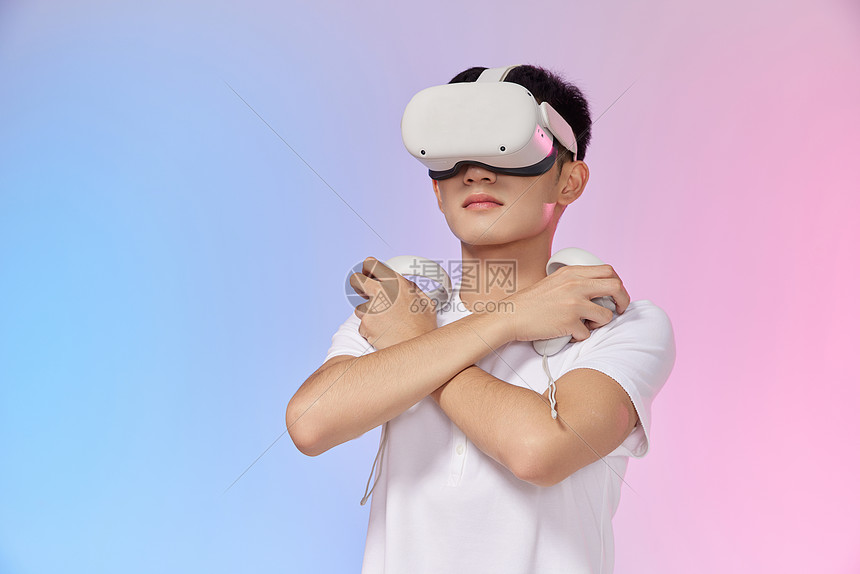 男青年体验vr虚拟现实技术图片