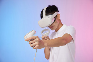 男青年体验vr虚拟现实技术图片