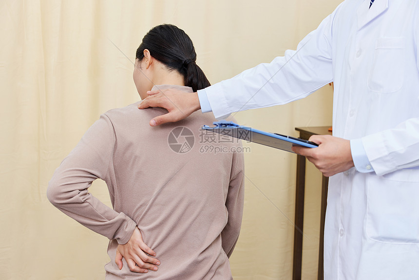 男中医为女患者检查肩颈图片