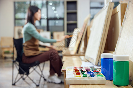 中国水彩画女性独自在画室里画画背景