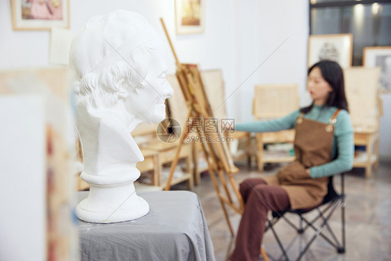 女性坐在画室画石膏像高清图片免费下载 正版图片 摄图网 女性坐在画室画石膏像高清图片免费下载 正版图片 摄图网