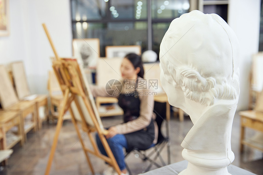 女性坐在画室画石膏像图片