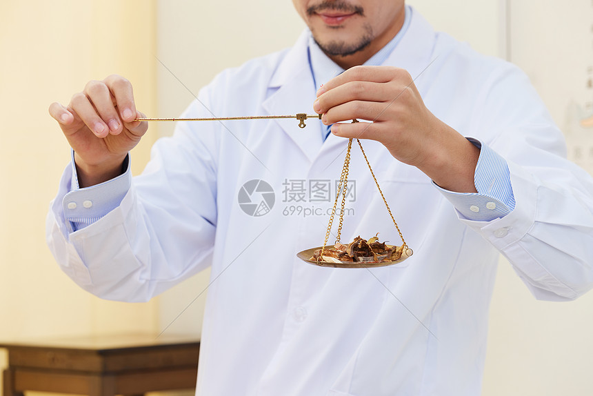 男中医称重中药材特写高清图片下载-正版图片501808849-摄图网