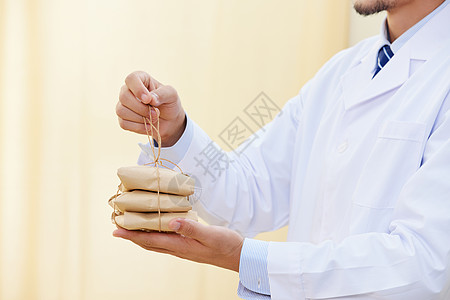 医生包手素材手拿中药包的男中医特写背景