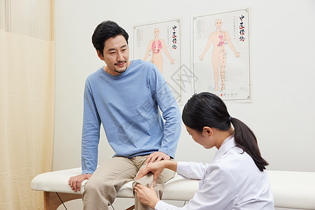 中医护士为患者检查膝盖患处图片