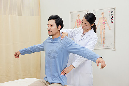 养生男女医生引导男患者做肢体复健背景