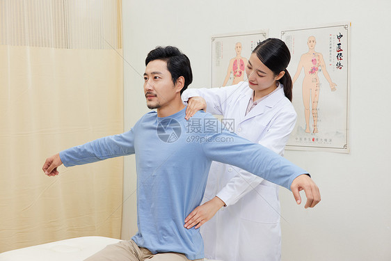 女医生引导男患者做肢体复健图片