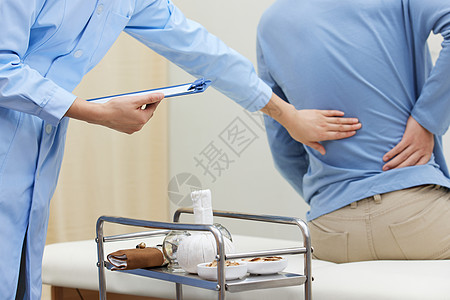 孕前检查中医护士检查患者腰部患处背景