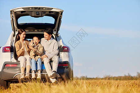坐在车上看风景的一家人图片